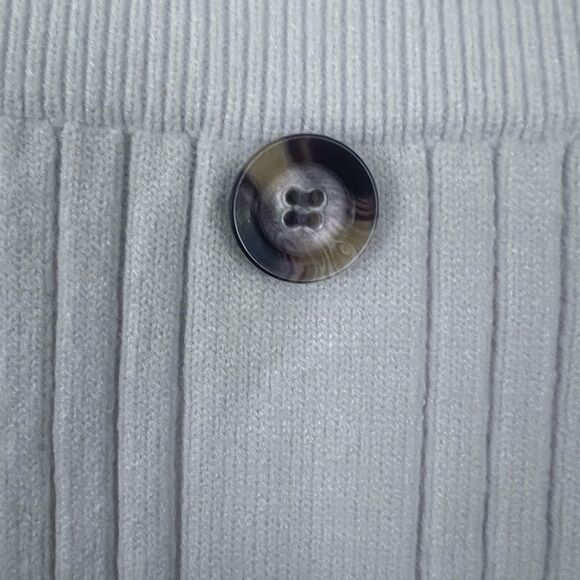 Elegant White Button-Down Skirt - Picture 3 of 9